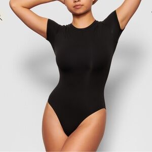 Skims Fits Everybody T-Shirt Bodysuit 🖤